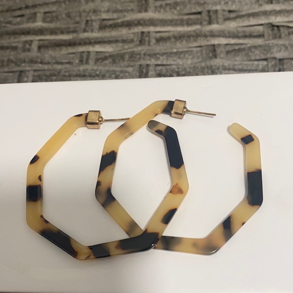 Tortoise shell unique dangling hexagonal earrings with backings - Picture 2 of 3